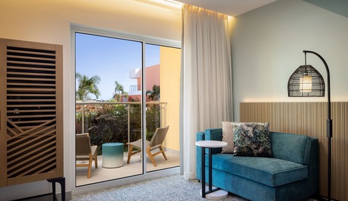 Habitación superior, 1 cama de matrimonio grande con sofá cama, balcón, vistas a la piscina