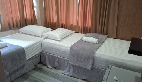 Habitación básica con 2 camas individuales