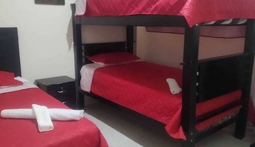 Dormitorio compartido básico, 3 camas individuales