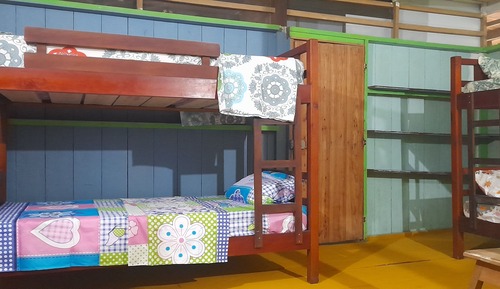 Habitación básica, varias camas