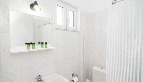 Habitación cuádruple, varias camas, balcón, vistas al jardín