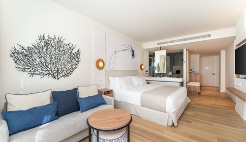 Habitación superior (Sea Front | 2 Adults 1 Child)
