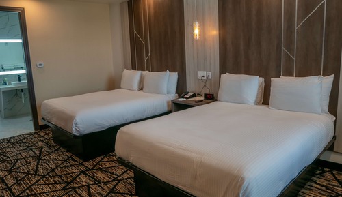 Suite, 2 camas de matrimonio, accesible para personas con discapacidad (Walk-in Shower)