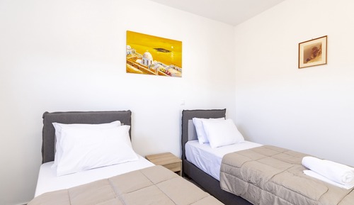 Habitación básica con 2 camas individuales