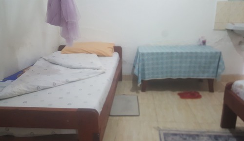 Habitación básica con 2 camas individuales