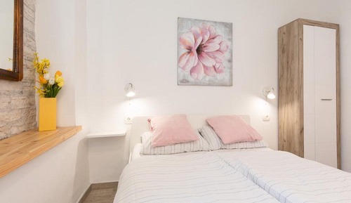 Estudio (Studio Apartment with Sea View)