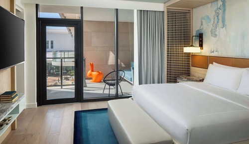 Suite familiar (Hearing, 1 King Bed & 2 Twin Bed)