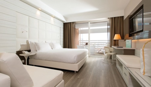 Habitación triple superior, vistas al jardín