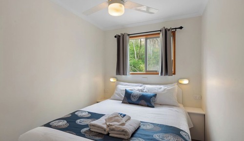 Deluxe 2 Bedroom Parkview Cabin - Sleeps 6