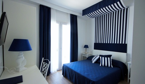 Habitación estándar con 1 cama doble o 2 individuales, vistas al jardín