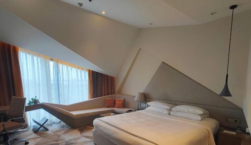 Habitación superior, 1 cama de matrimonio grande (Airport View)
