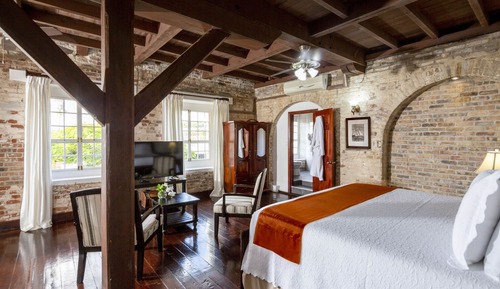 Contemporary Studio (Continental Breakfast Included)