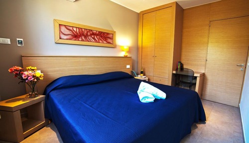 Habitación superior con 1 cama doble o 2 individuales, accesible para personas con discapacidad