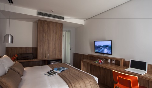 Habitación superior, vistas parciales al mar