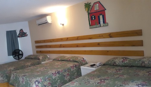 Habitación triple Confort, varias camas, patio