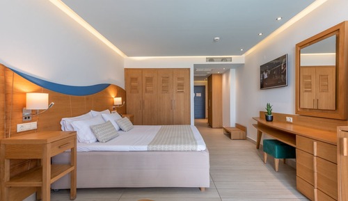 Suite, acceso a la piscina, mirando al mar