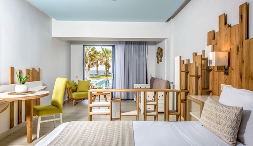 Suite junior, piscina privada, mirando al mar