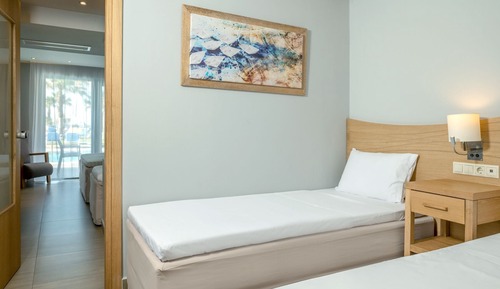 Suite, acceso a la piscina, vistas al mar