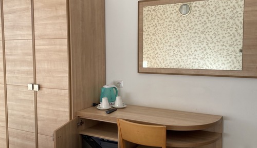 Habitación Deluxe con 1 cama doble o 2 individuales, Aire acondicionado, vistas parciales al mar