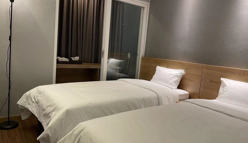 Habitación básica con 2 camas individuales