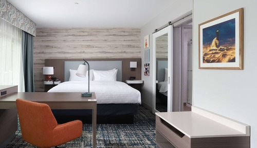 Estudio, 1 cama de matrimonio grande, frigorífico y microondas (Wet bar)