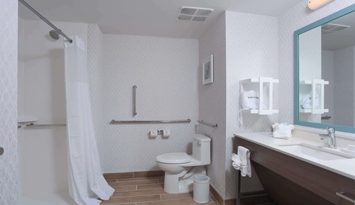 Habitación, 2 camas de matrimonio (Roll-In Shower, Lake View)