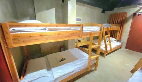 Dormitorio compartido tradicional, varias camas