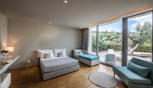 Habitación triple superior, varias camas, vistas parciales al mar