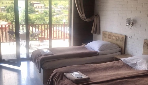 Habitación básica, varias camas, junto a la montaña