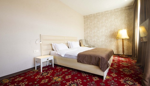 Habitación exclusiva con 1 cama doble o 2 individuales, balcón, vistas a la ciudad