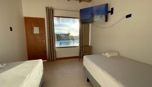 Habitación superior con 2 camas individuales, vistas a la piscina