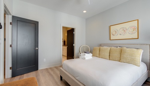 Deluxe Condo (3 Bedrooms)