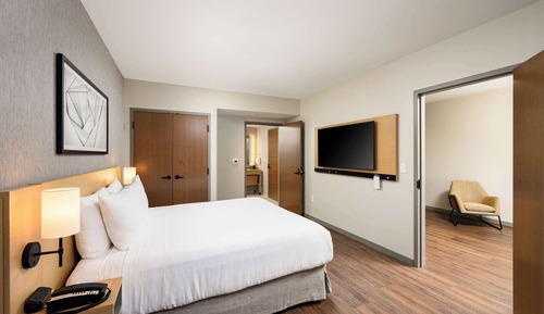 Suite, 1 cama de matrimonio grande con sofá cama (Roll-In Shower)