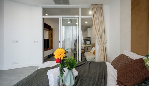 Apartamento básico, 2 habitaciones, balcón, vistas a la ciudad