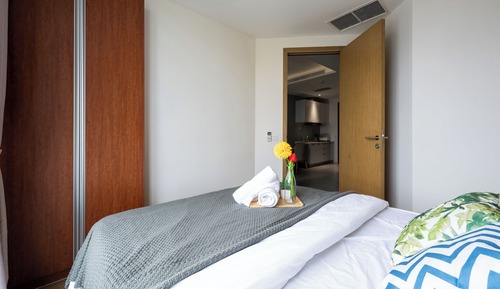 Apartamento básico, 2 habitaciones, balcón, vistas a la ciudad