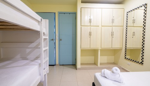 Habitación de diseño, varias camas, baño privado (2)