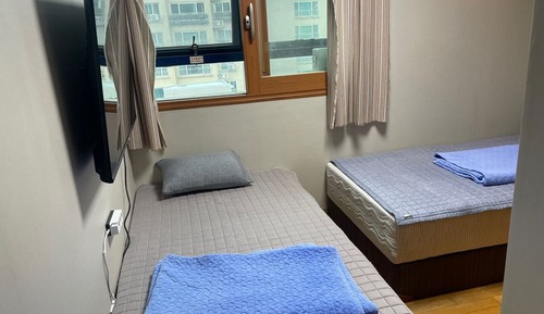 Habitación básica con 2 camas individuales, solo para hombres