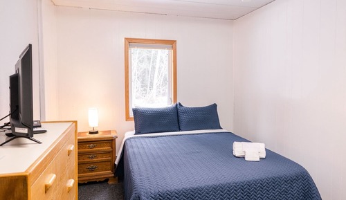 Basic Room, 1 Queen Bed (Shared Bath)