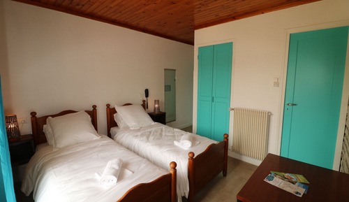 Habitación básica con 2 camas individuales, baño privado (South Facing)