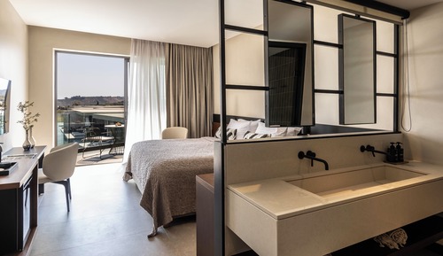 Suite superior, vistas parciales al mar