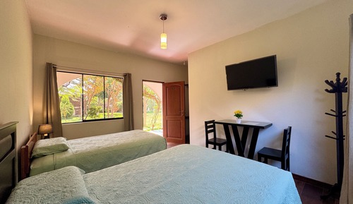 Habitación triple familiar, accesible para personas con discapacidad, vistas al jardín