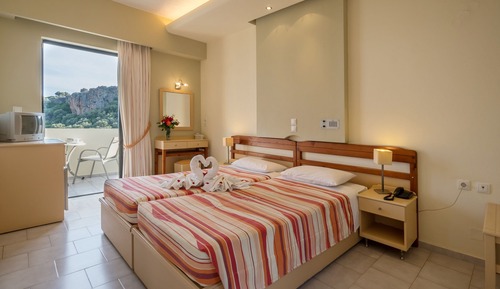 Habitación básica con 1 cama doble o 2 individuales