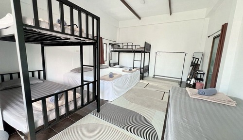 Dormitorio compartido familiar, varias camas, lanai, vistas a la montaña