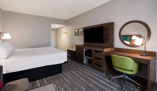 Habitación, 1 cama de matrimonio grande con sofá cama, frigorífico y microondas
