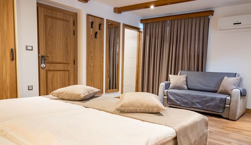 Habitación superior con 1 cama doble o 2 individuales, no fumadores, balcón