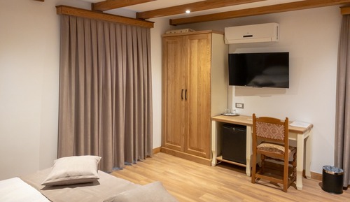Habitación superior con 1 cama doble o 2 individuales, no fumadores, balcón