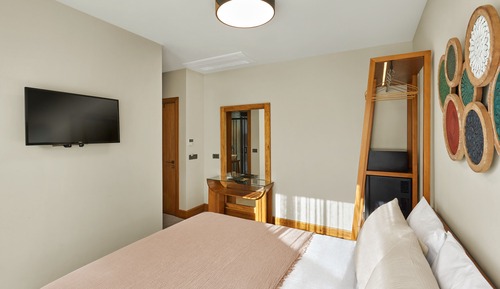 Habitación superior, 1 cama de matrimonio, vistas a la piscina, en la zona del jardín