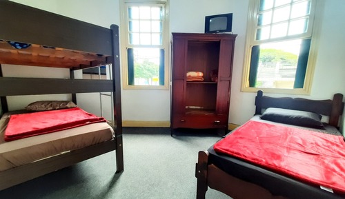 Dormitorio compartido, solo para hombres