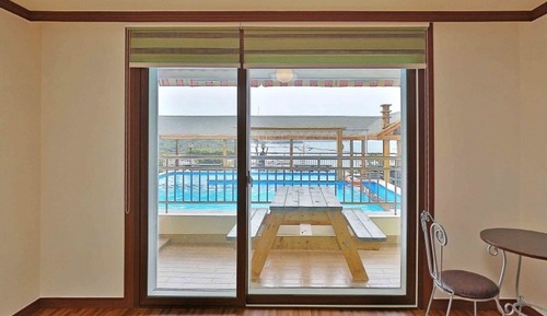 Room (102 sea)