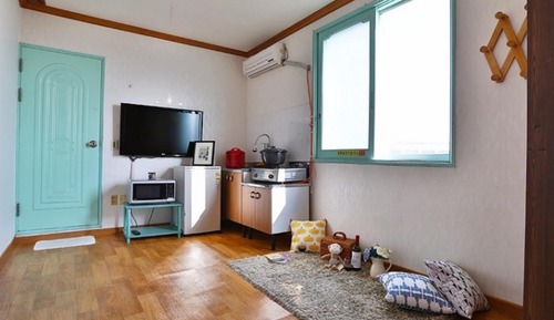 Room (Dandelion)